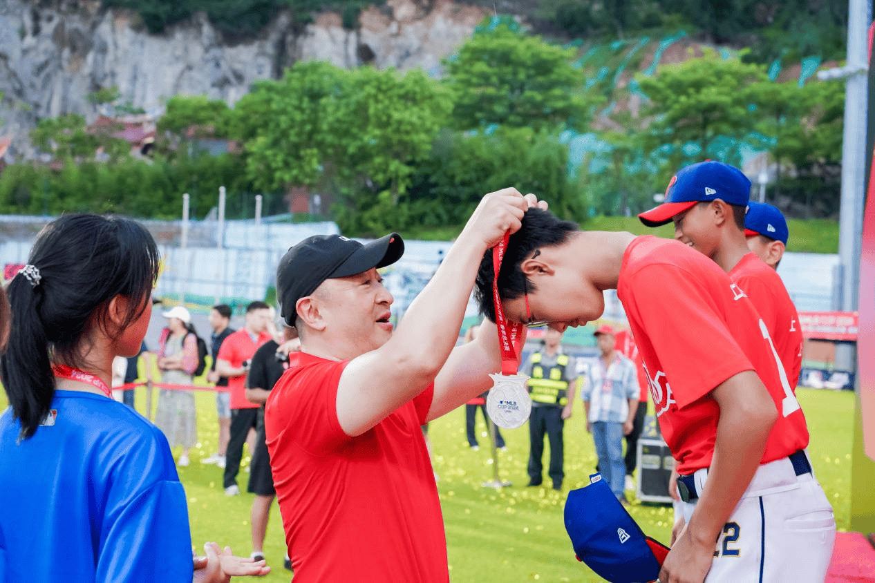 球员实力竞技拼搏，输赢不分，精神振奋 球员们的比拼很热烈,赢得了观众的阵阵喝彩 