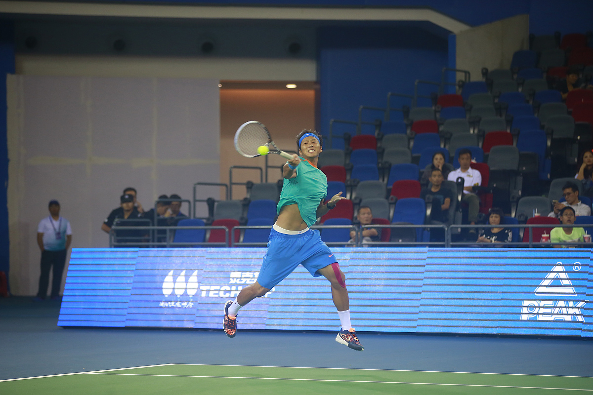 运动员们在比赛中的精彩表现引人瞩目 运动员们在赛场上表现如何三年级作文300字 