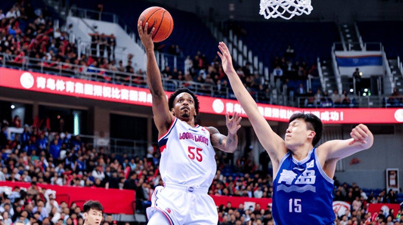 一位球员在最新比赛中发挥出色，获得赞誉 