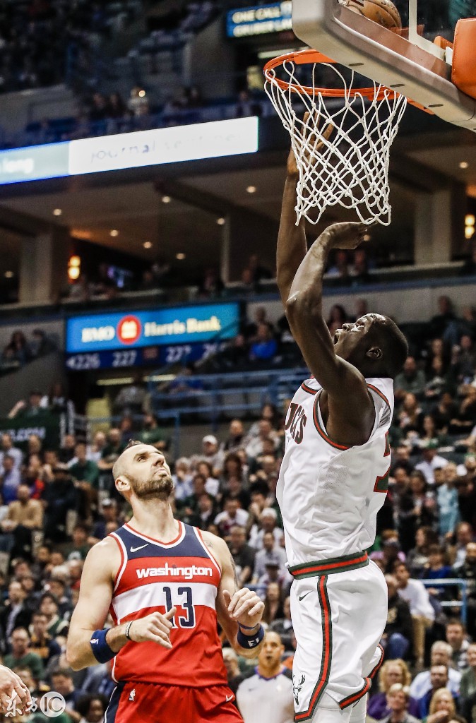 强队对抗的紧张场面，谁将夺得胜利的宝座？ 