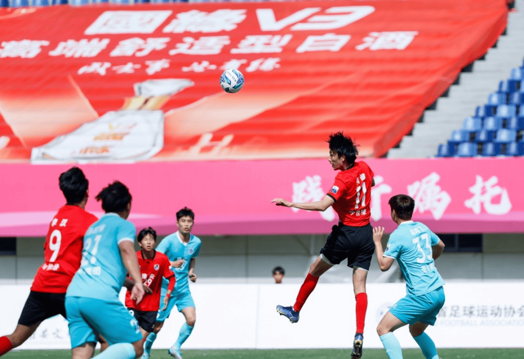 足球盛会争夺激烈，球员斗志昂扬 