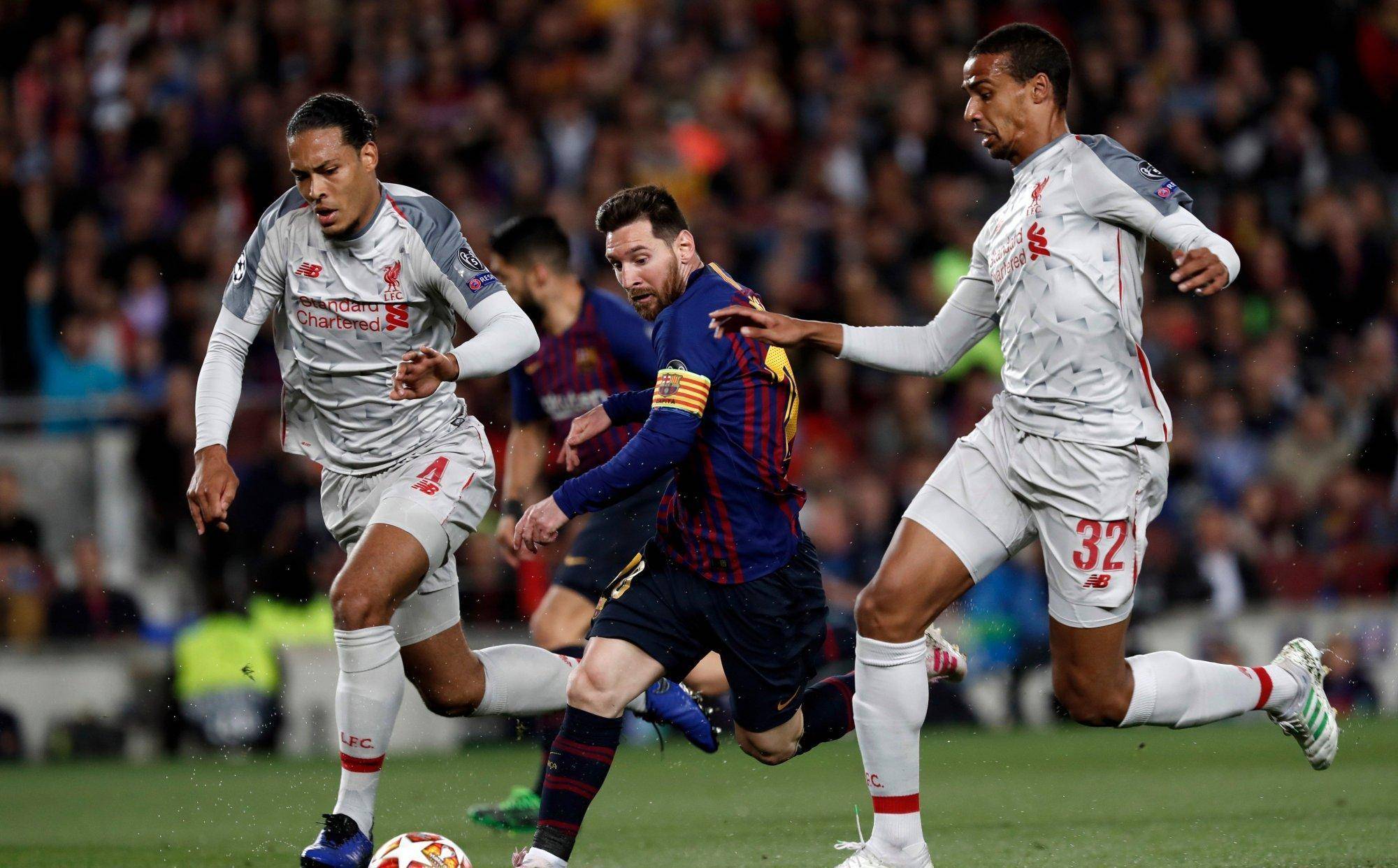 足球比赛中的精彩瞬间，让观众目不转睛 