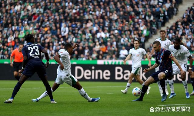 包含门兴格拉德巴赫主场击溃对手，追赶领头羊的词条