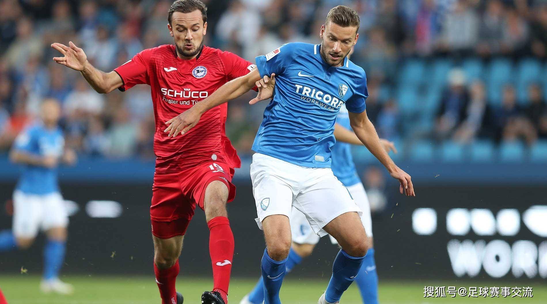 包含柏林赫塔球员遭遇犯规伤退，德甲比赛暴力事件引发关注的词条