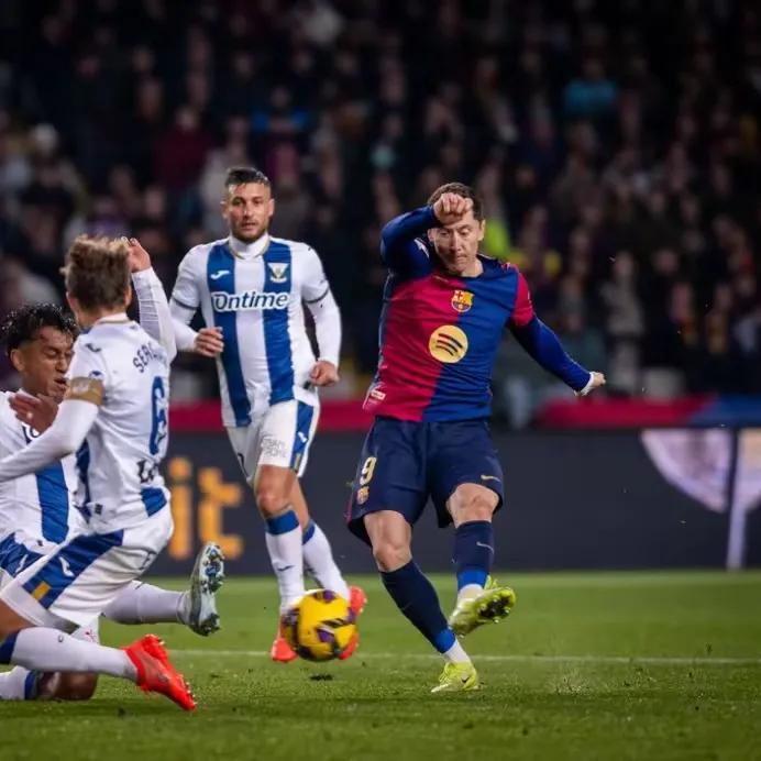 包含梅西破门，巴塞罗那主场擒下加的斯，赢得连胜的词条