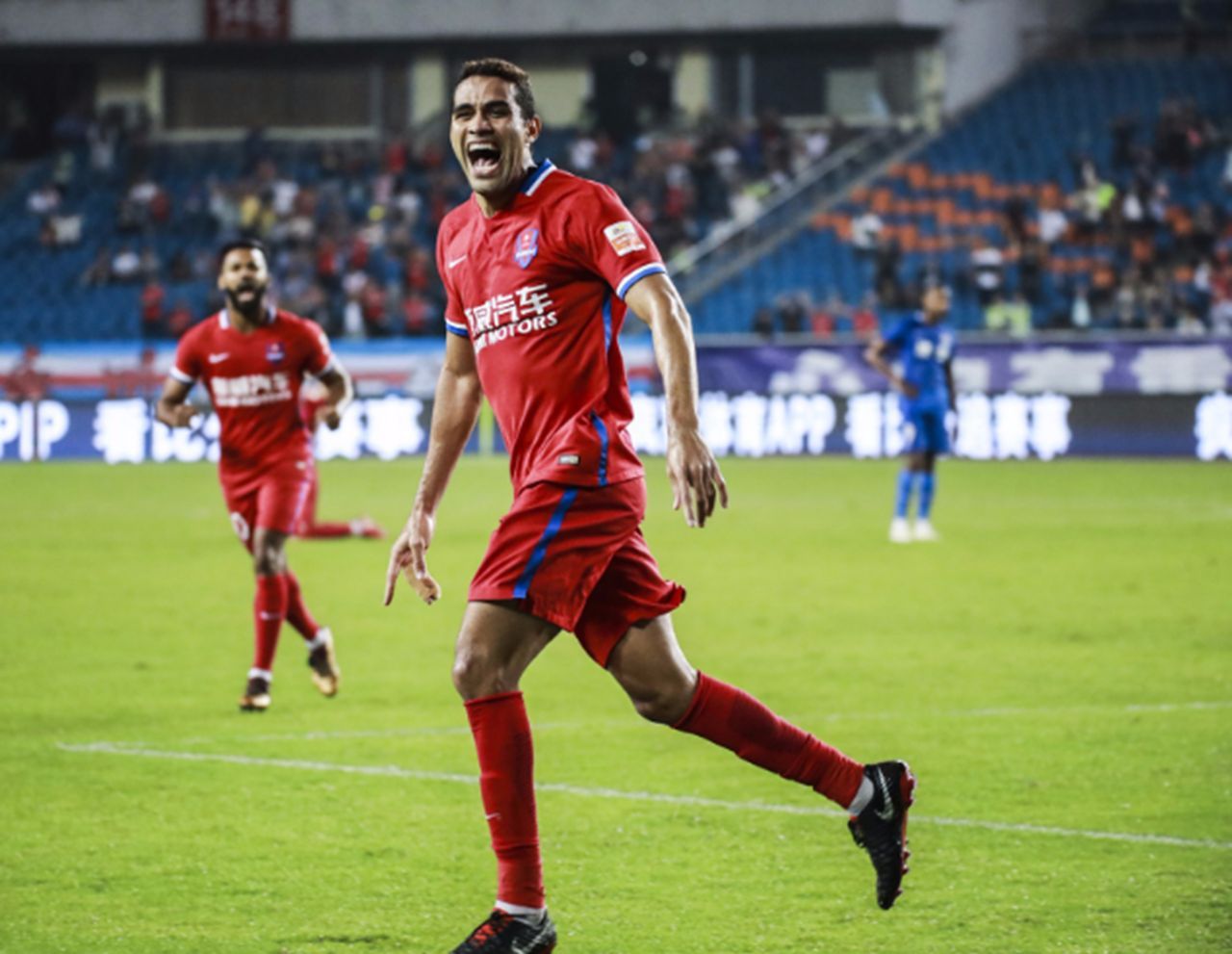 关于河南建业主场取胜，豪取三分登顶积分榜的信息