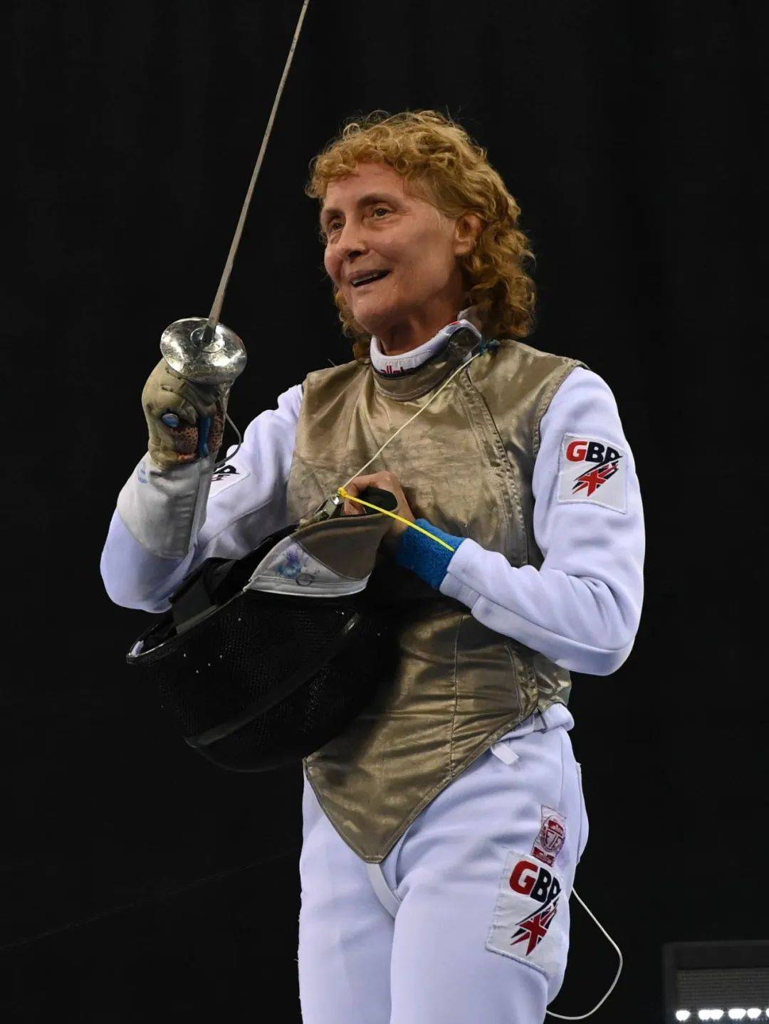 包含美国击剑选手娴熟技艺，轻松取胜的词条