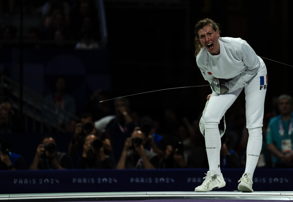 包含美国击剑选手娴熟技艺，轻松取胜的词条