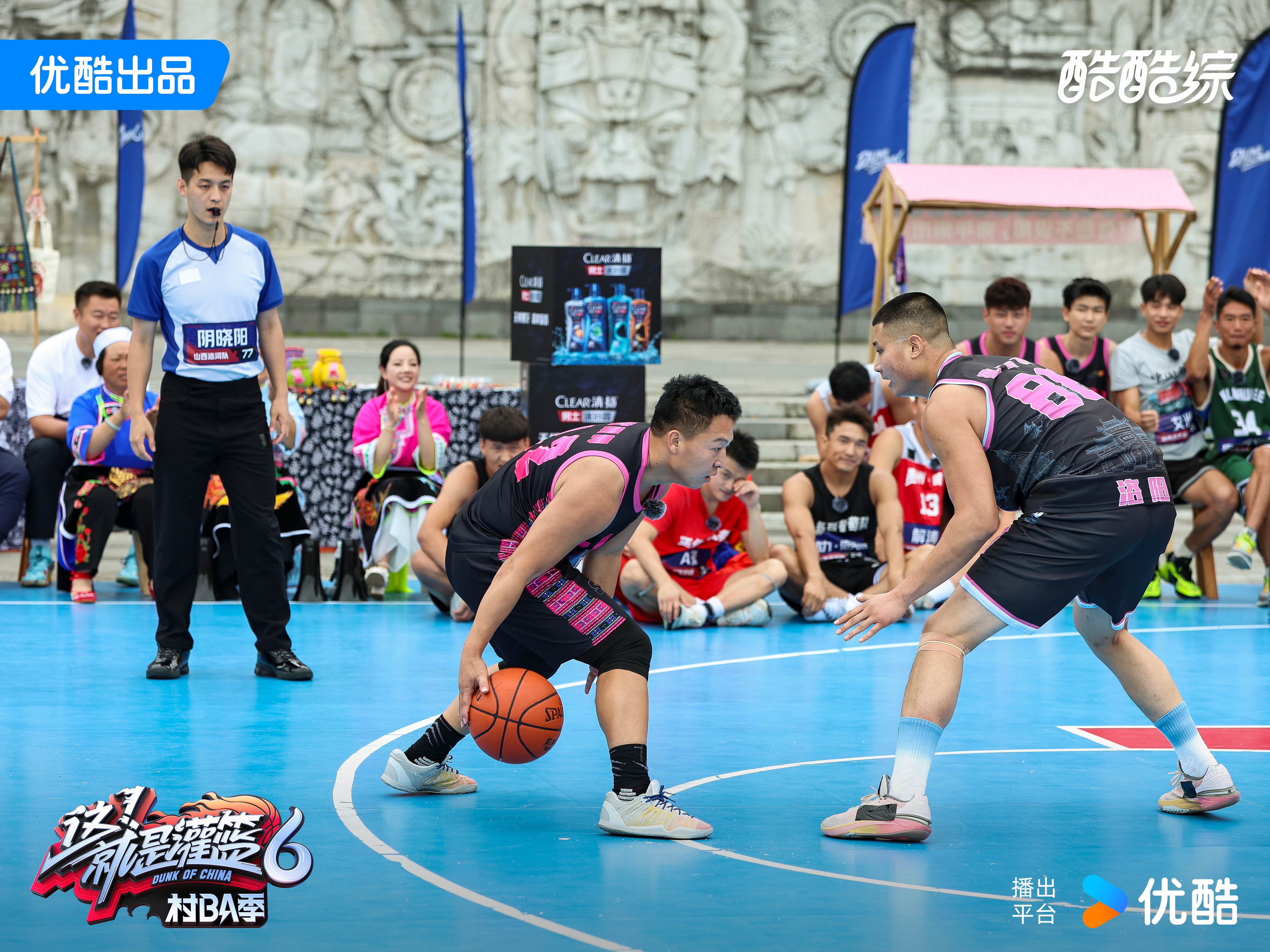 篮网队球员互动频繁，积极备战下一场比赛 