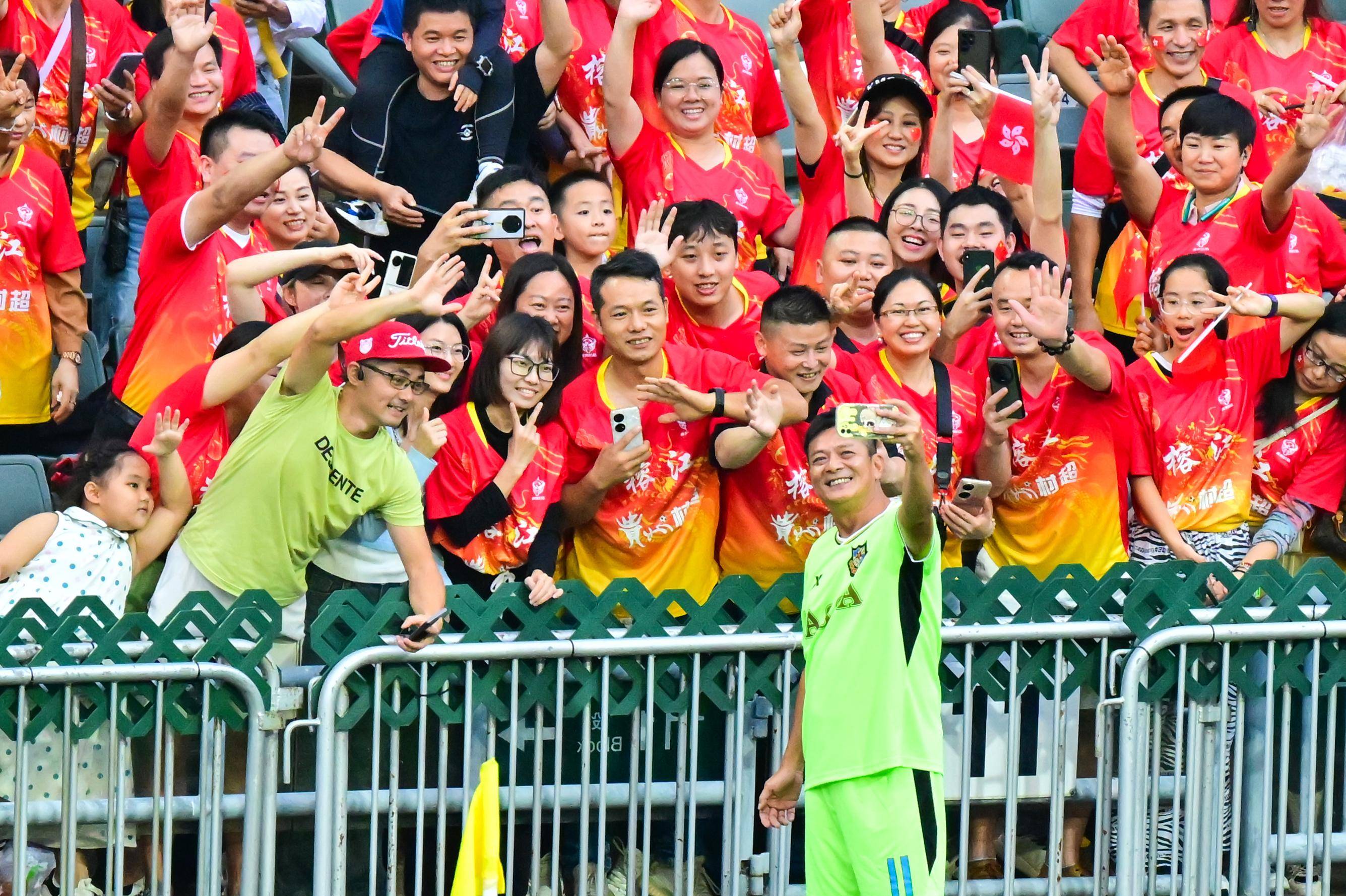 篮网队球员互动频繁，积极备战下一场比赛 