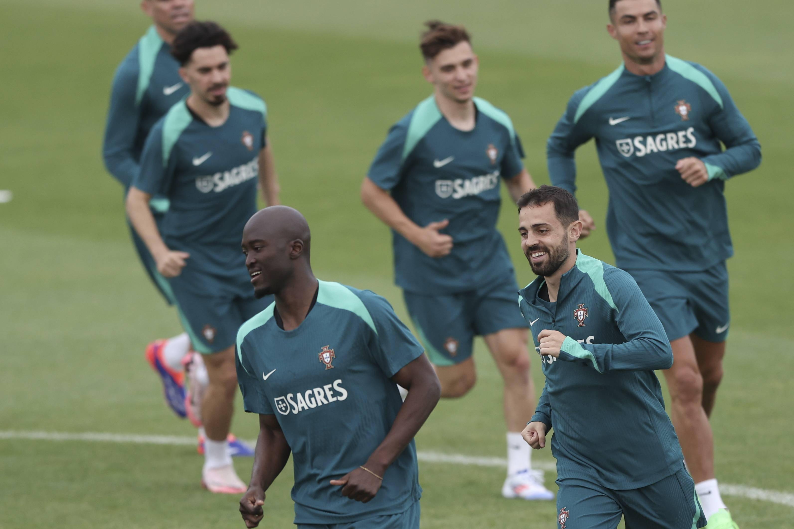 包含欧洲顶尖球队备战决赛阶段，战况激烈的词条