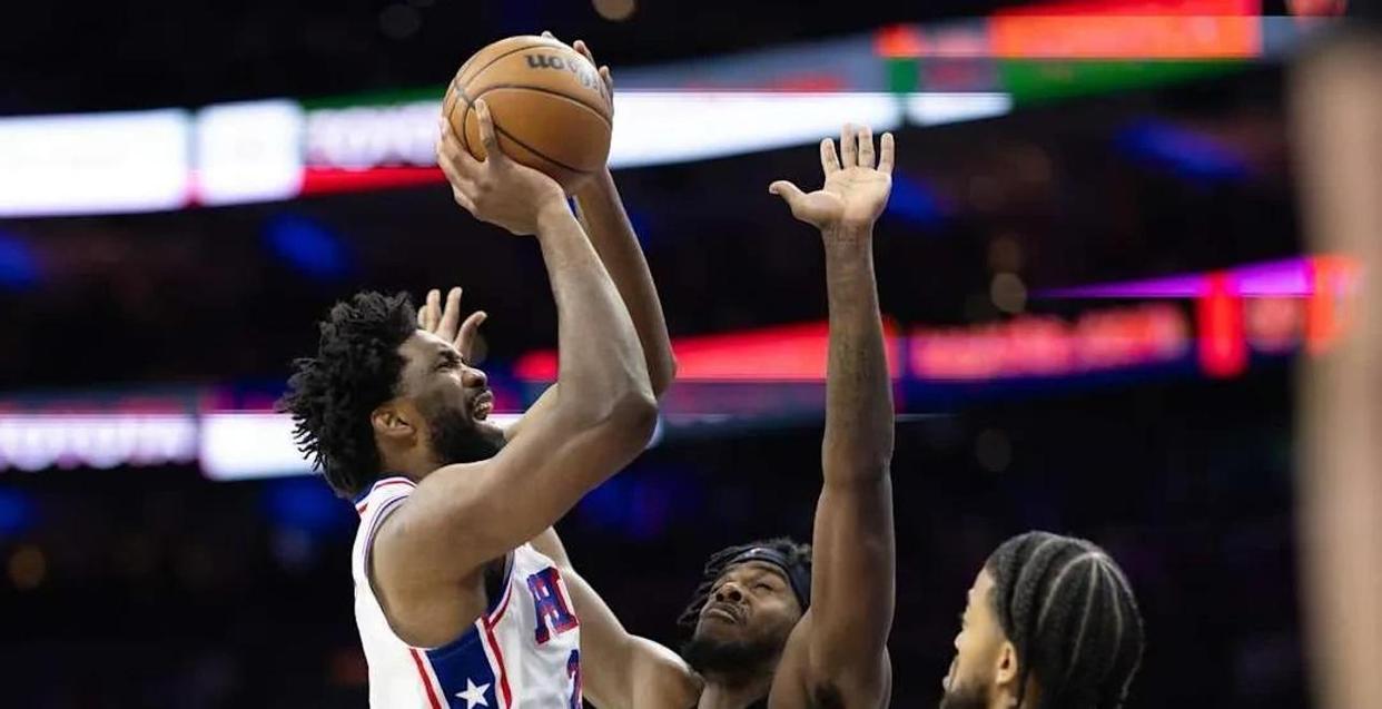 关于人客场击败活塞队，恩比德再度发威取胜的信息