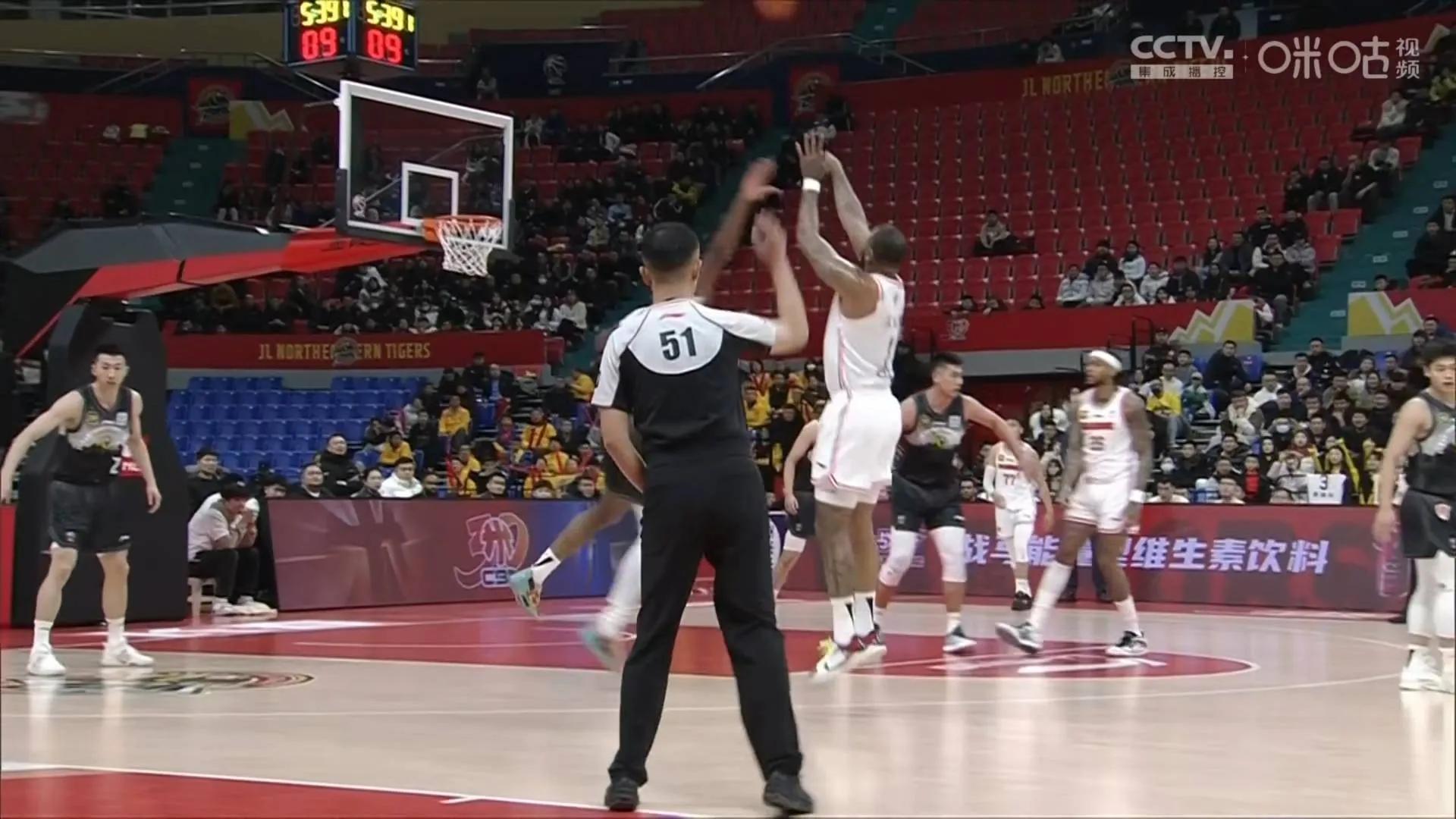 包含士气高涨遇强对手，球队悍然挑战的词条