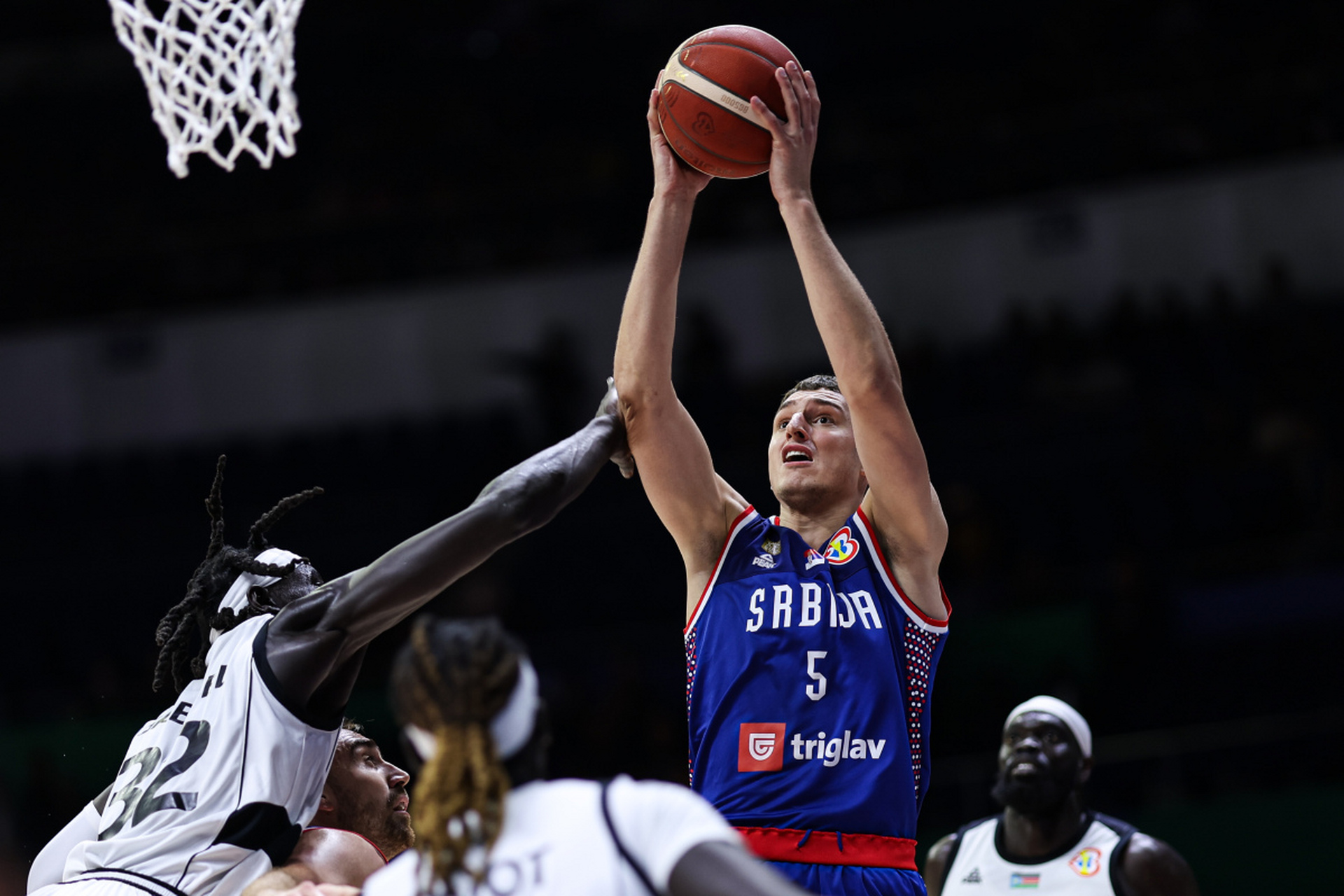 塞尔维亚队在激烈比赛中获得惊险胜利 