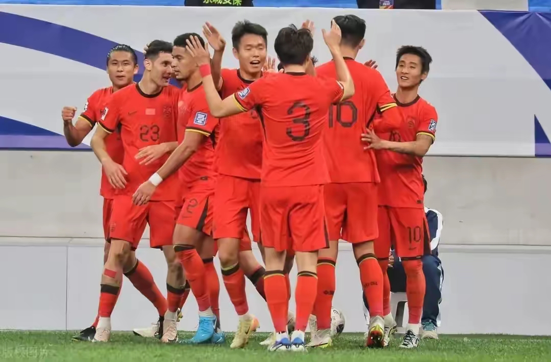 中国足球联赛上演精彩对决，胜负悬殊 