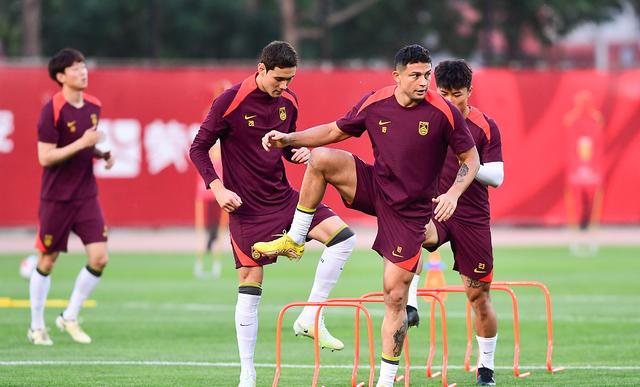 关键战役打响,球员积极备战决胜局加倍努力 关键战役打响,球员积极备战决胜局加倍努力