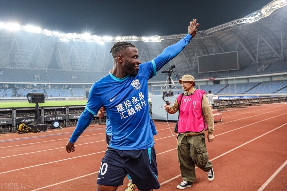 外援球员再度崭露头角，为球队取得连胜 