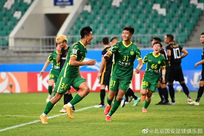 包含塔什干火车头球员讨论下一步计划的词条