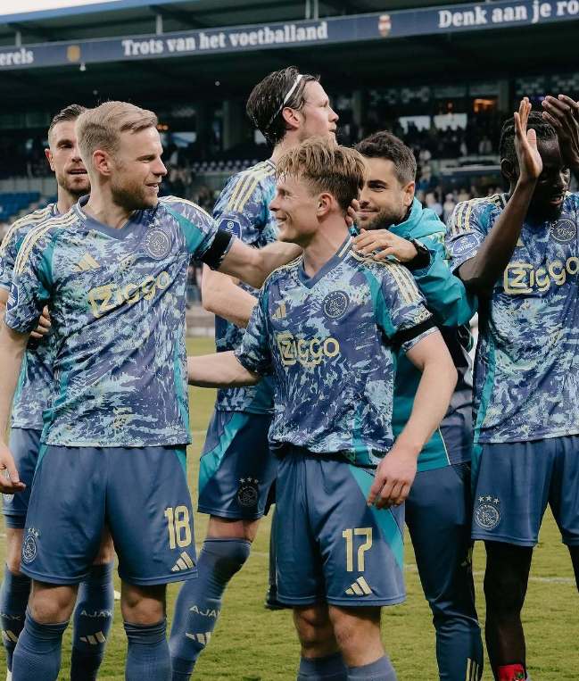 阿贾克斯在客场大胜，保持领先优势 