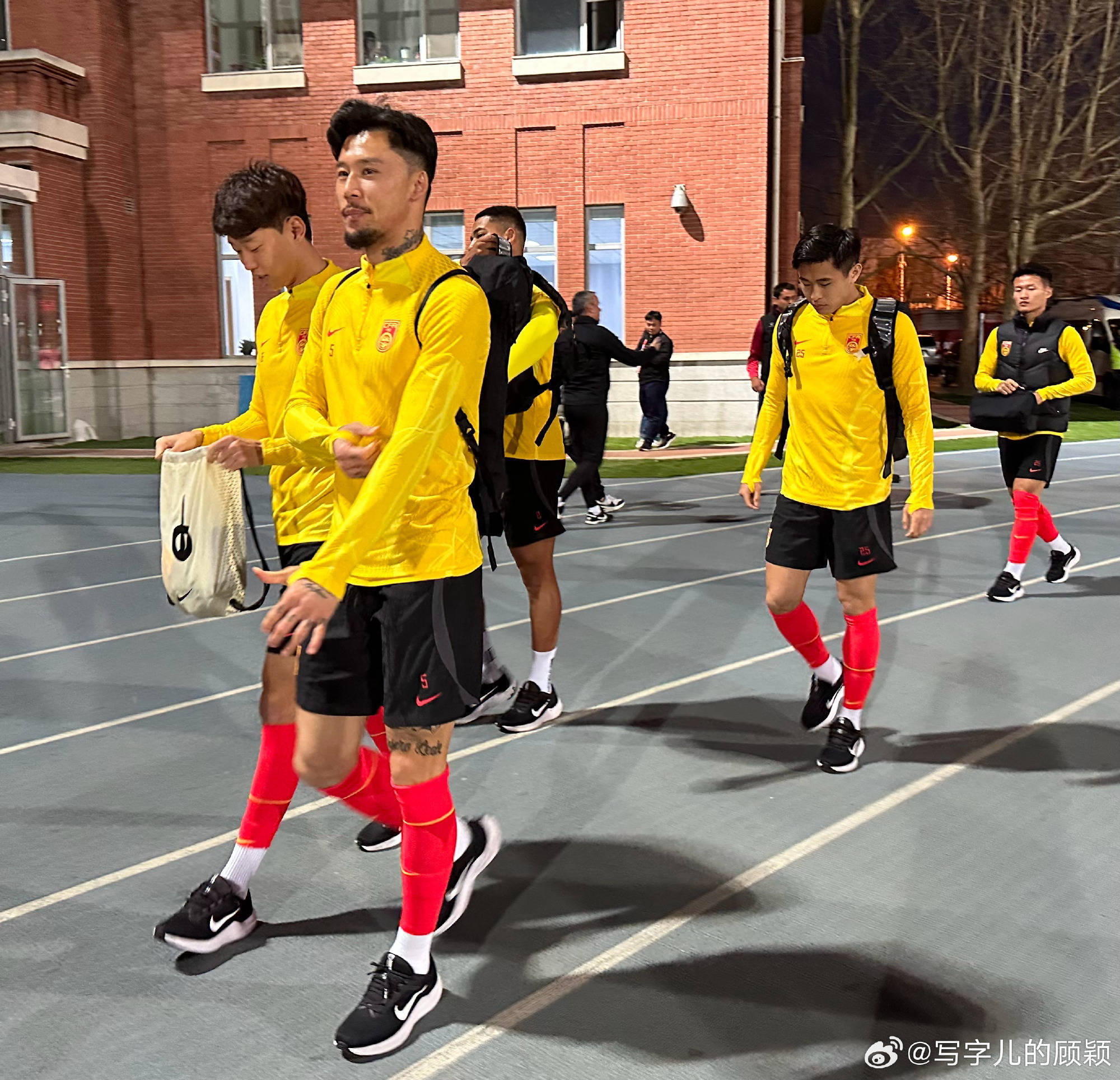 关于国足备战训练有模有样，备战力求完美表现的信息