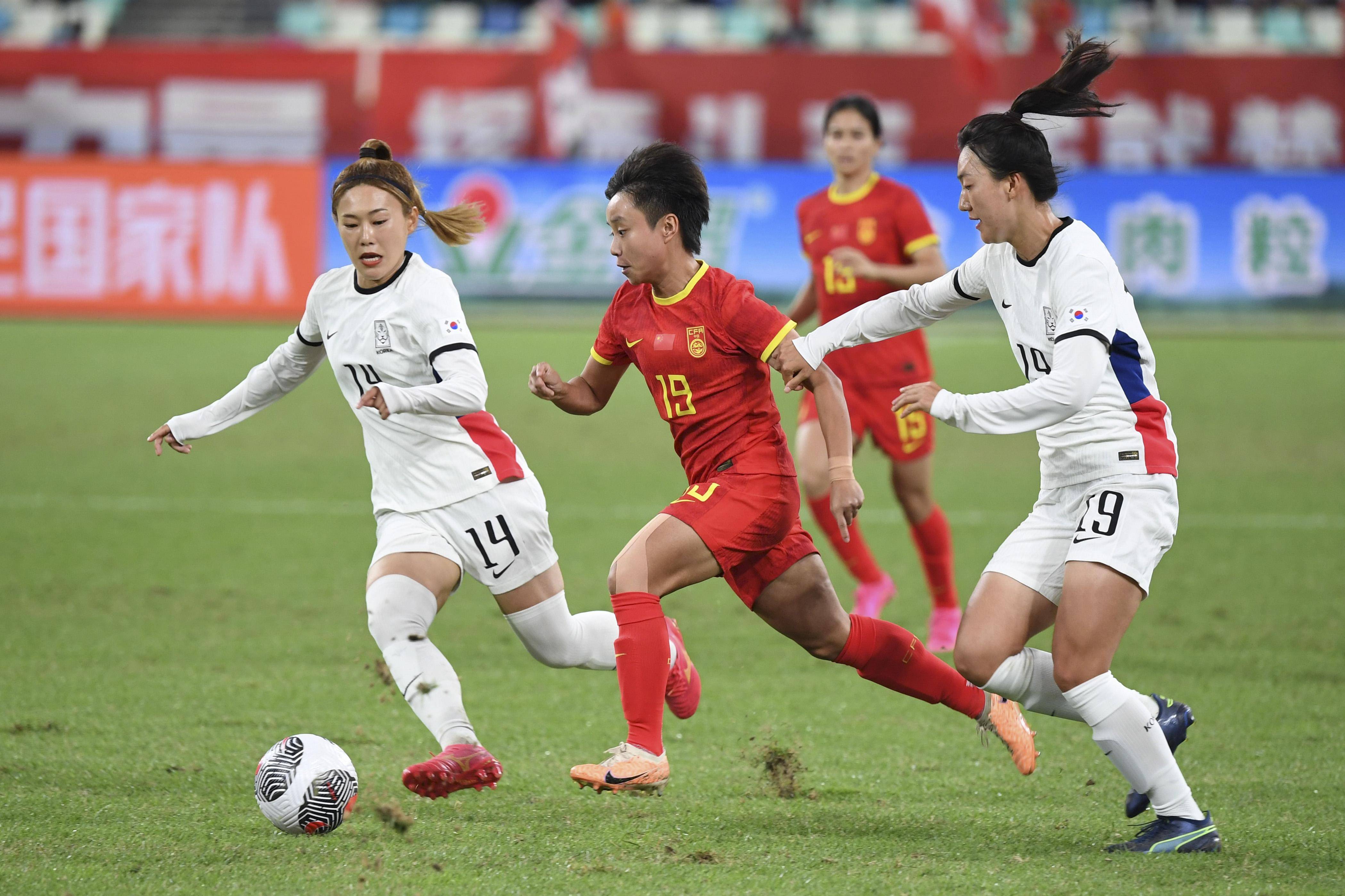 包含国内女子足球赛中，中国队取得胜利进入下一轮的词条