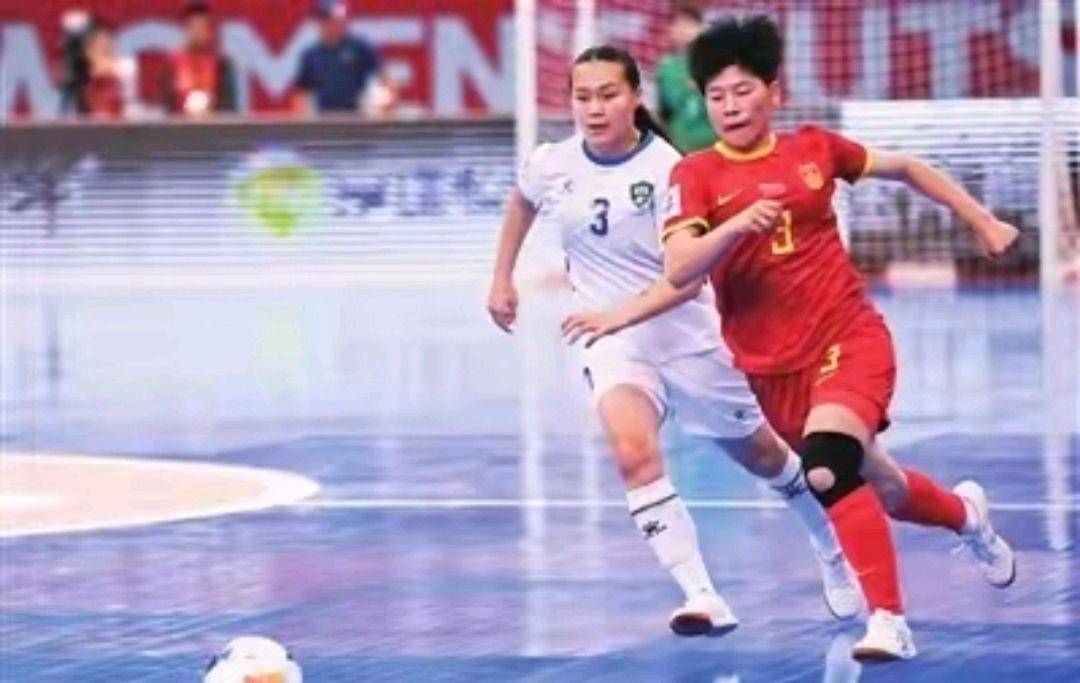 中国女足迎战巴西，展现出色表现 