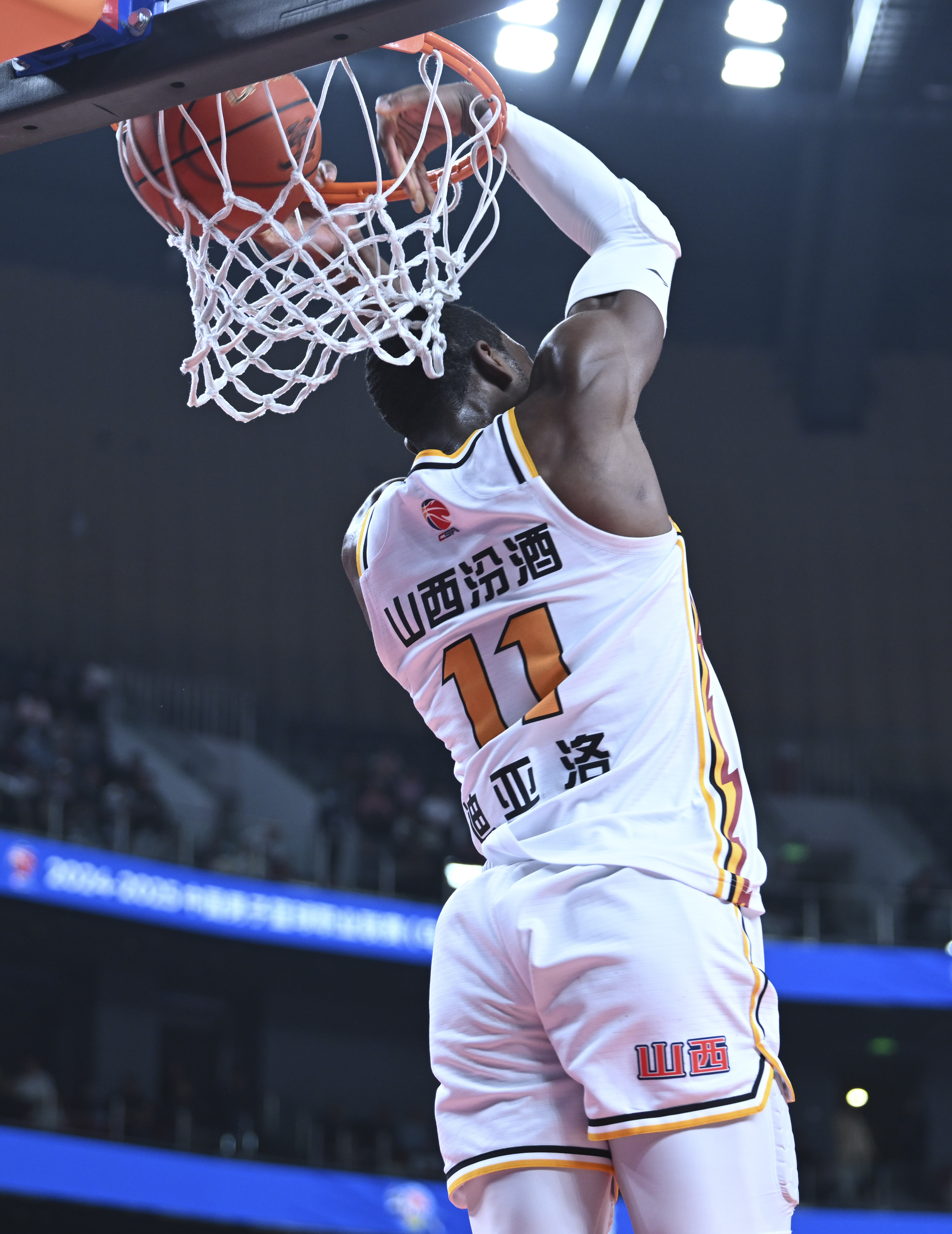 全球杯篮球赛上一场经典的对决引发热议的简单介绍